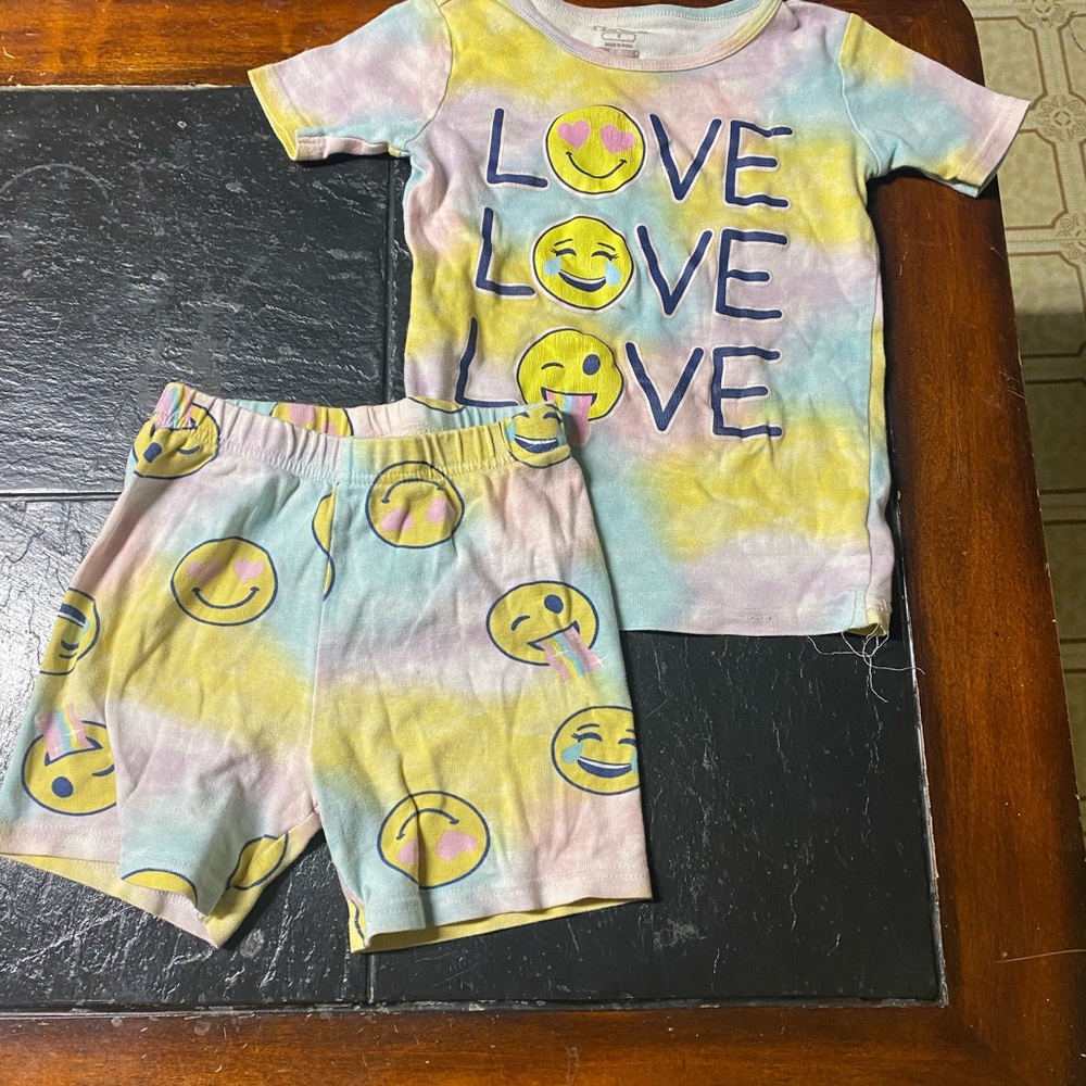 1 set of girls size 6 pjs